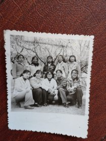60~90年代老照片，吉林江北一女子从婴儿至中年系列之九，女同学合影照一张，
