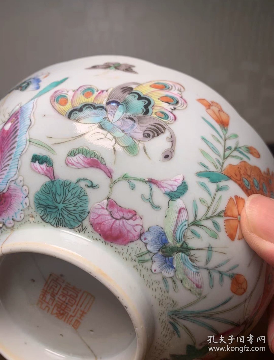 点击查看原图 嘉庆本朝粉彩花口碗 保真包老瓷器有很高的艺术收藏价值 收藏者甚多,古瓷器收藏是一门学问,不仅间接与古人对话填补精神世界陶冶情操并且也能保值、升值作为一种特别投资爱好与雅趣。然而瓷器易碎千百年来经历了兵慌战乱、生活中的使用与磕碰所以难免有正常伤残磨损能传世下来属实不易遇到即是物缘应倍加珍惜。东西保老保真价格商量好后宝贝将由顺丰打包到付安全到家。 感兴趣的话点“我想要”和我私聊吧~