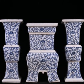 清嘉庆青花缠枝花卉纹鑲器三供 规格31.8*38.3cm