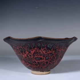 建窑红釉花口盏，高6.5厘米，直径12.5厘米，