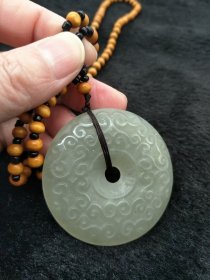 和田玉平安扣挂件。寓意好保平安，玉质细腻，雕工精美，古色古香，包浆醇厚，韵味十足