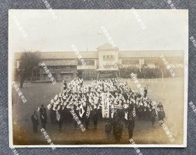 1942年2月18日 日本鹿儿岛市国民学校庆祝“第一次战捷大会”合影照一枚