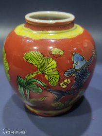 清早期五彩鱼藻纹首饰罐一个，无盖，高9厘米，宽8.8厘米，口径4厘米，足径5厘米。