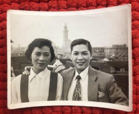 50年代初女子穿西装系领带合影特色老照片