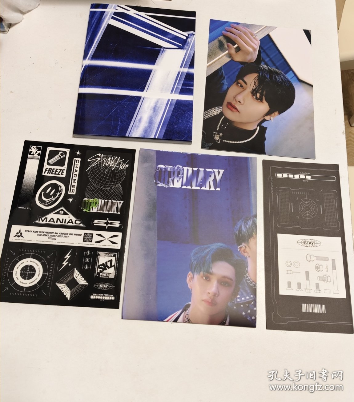 StrayKids专辑ODDINARY首发版梅尼耶 （CD光盘+贴纸+海报+卡片） 韩版原版 蓝色版 （光盘已试听，可以正常播放完整）