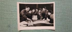 上海机床厂“七二一”工业大学工人学员同 上海第八机床厂的工人一起设计制造螺纹磨床    照片长20厘米宽15厘米