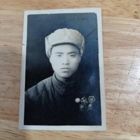 李给杨荣赠给的照片，他们都是志愿军战友，胸带多枚奖章，品相如图。