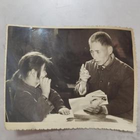 八十年代 新闻出版原版照片 内乡县七里坪乡村教师给儿童讲故事