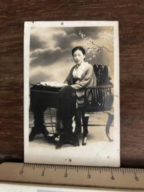 民国抗战时期日本和服美女脚踏风琴演奏原版老照片