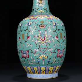 清乾隆松石绿地轧道粉彩花卉纹瓶 37*15厘米