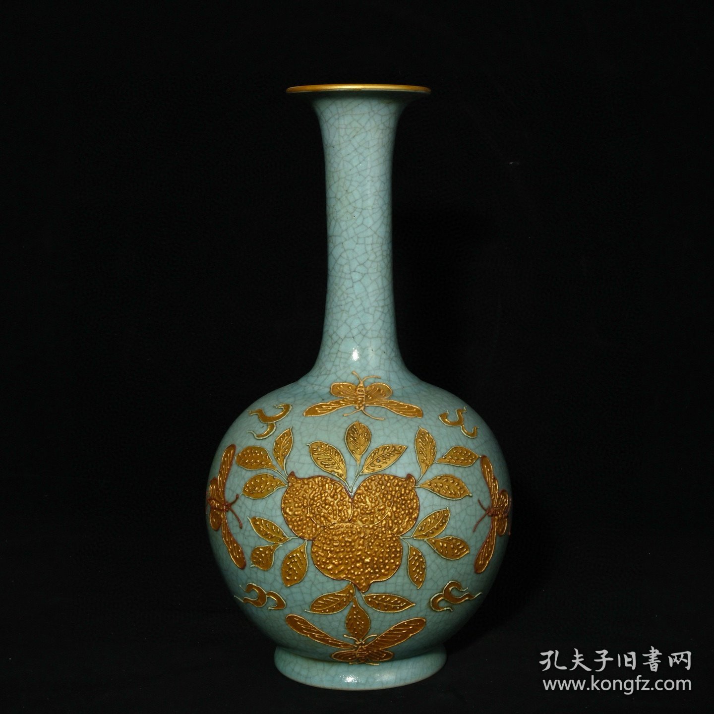 宋汝窑沥粉描金寿桃蝴蝶纹胆瓶，高28.8×16厘米