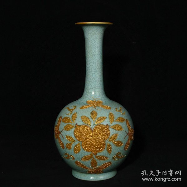 宋汝窑沥粉描金寿桃蝴蝶纹胆瓶，高28.8×16厘米