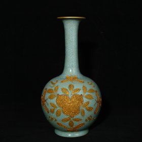 宋汝窑沥粉描金寿桃蝴蝶纹胆瓶，高28.8×16厘米