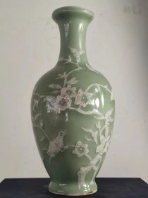 旧藏清雍正年制豆青釉堆白花鸟瓶高28cm