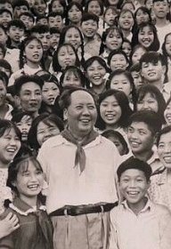 1959年毛主席在韶山，少先队员彭淑清蒋含宇为毛主席戴上红领巾大幅照片，清晰度极好，品佳，侯波拍摄，七十年代新华社新闻照片