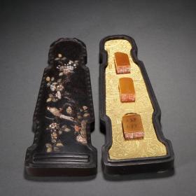 旧藏 田黄石四方印章一套。规格：最大高4.2㎝宽2.4㎝，最小高3.4㎝宽1.9㎝总重105g