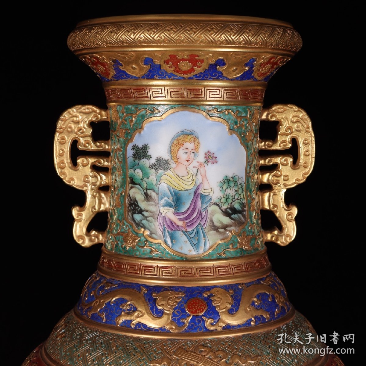 大清乾隆年制款珐琅彩雕刻描金开窗西洋人物瓷王瓶