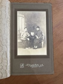 1920年代老照片，读书女子，民国汉口真光照相9.5x14.5cm，卡纸：14x23.5cm。