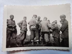 二战德军士兵和当地百姓 照片背面有文字 二战德军士兵照片 德军军官照片 二战老照片 照片长9厘米，宽6厘米