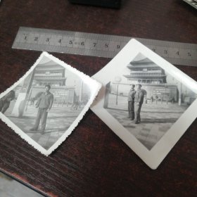 老照片：华中工学院学员西安古城楼前留影/毛主席画像，中国共产党万岁，毛主席万岁，语录：不是人们的意识决定人们的存在，………