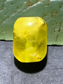 天然乌克兰原矿蜜蜡通货桶珠一颗。
