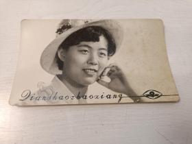 老照片:戴草帽的女孩