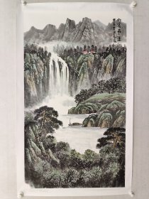 保真字画，郭长安《松溪飞瀑》山水画124×72cm，纸本托片。郭长安，中国美术家协会会员，哈尔滨市美术家协会副主席。作品多次参加全国、黑龙江省、哈尔滨市美展以及韩国、英国、日本、美国、中国香港等国家和地区美术作品展览。有数十幅作品在《人民日报》、《光明日报》、《环球导报》、《中国美术报》⋯