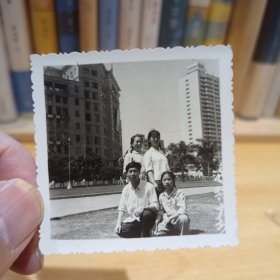 老照片–70年代四人在广州海珠广场留影