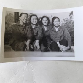 姐妹四人坐在一排合影留念照片