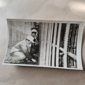 60年代黑白照片，建筑工人【23】