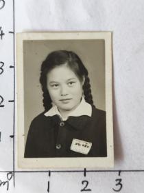 50年代长辫子美女佩戴九中校徽布标照片(应该是长沙市)