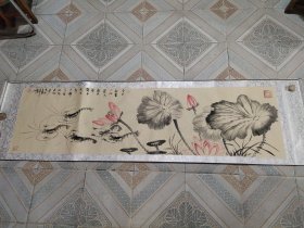 齐白石三代亲传弟子，中美协会员，著名画家孔繁洲，彩绘荷花墨虾图，完整。画心尺寸47×169CM。孔繁洲，1961年生，河南人，当代著名书画家，齐白石三代亲传弟子，齐派水墨技法传承人。现为中央美术学院特聘顾问，齐白石艺术研究院名誉顾问，白石美术纪念馆副馆长，中国国画艺术研究院副院长。孔繁洲是齐白石之子齐良迟的弟子，学习齐派水墨技法，他还曾受到国画大师娄师白的指点，中国美术家协会会员。