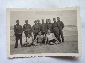 休息的德军士兵老照片 二战德军集体照 二战德军老照片 二战老照片 德军照片 照片长9厘米，宽6厘米
