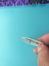 毛主席像章 ”第三版标准像“· 瓷章（正面图: 毛主席第三版标准像 外圈金色边；背文：毛主席万岁 中国湖南 4）[规格尺寸：4.4*4.4cm]【像章带有外包装袋，非常稀缺的题材，收藏佳品；实物拍照 品质自鉴】