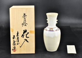 奈良絵 玉泉造《日本赤肤烧传统工艺陶瓷器》花瓶原盒一件 开片 手绘 样式精美 底部有“赤肤じ玉泉”款 瓶口直径：7cm 最宽直径：10.5cm 瓶高：23.5cm 赤肤烧是指以奈良县奈良市赤肤町为中心的西京丘陵一带窑厂生产的陶器。绘图以御伽草子等庶民题材为主