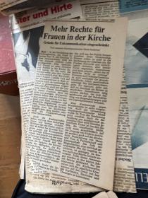 6000：天津飞碟牌文件夹，内有一些德文剪报，内容丰富，有关纳粹受害者赔偿案中的明确区别，希特勒等