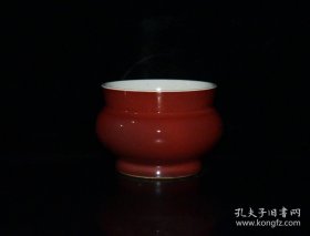 康熙年制霁红釉水盂，型制规范，釉色深浅有层次，少许黑斑，胎质莹润，色如红宝石。