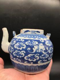 清代青花瓷器茶壶，画工，釉水都是一流的，小巧玲珑，口部嘴有点磕碰，其他没有问题，简单修复下就是非常不错的