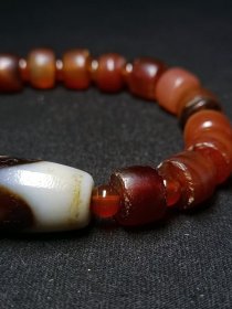 精品老玛瑙手串，虎牙天珠 老玛瑙垛珠手串 ：长珠子，颜色好，包浆油润。虎牙尺寸2.9x1.25 玛瑙珠1.0