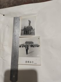手拿红宝书天安门留念照片2