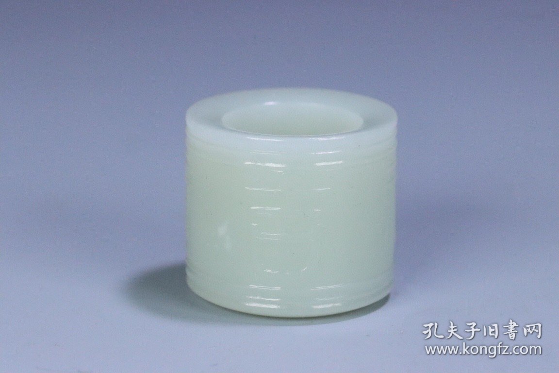 晚清 和田玉吉祥如意纹扳指。 规格：3.1*3.4*2.2cm 重47g