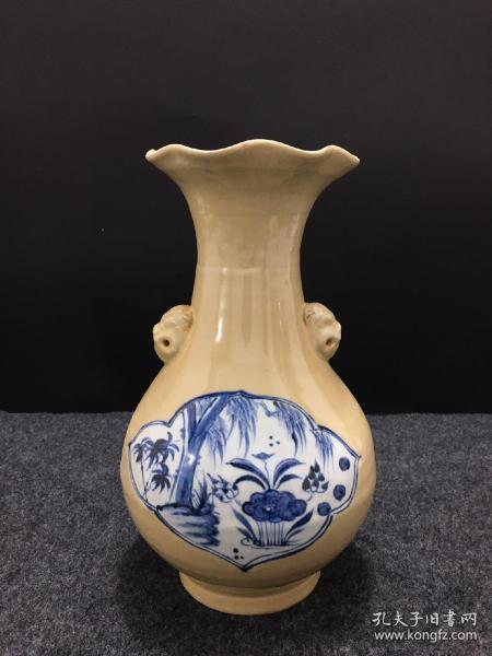 青花双耳花口瓶，花开富贵