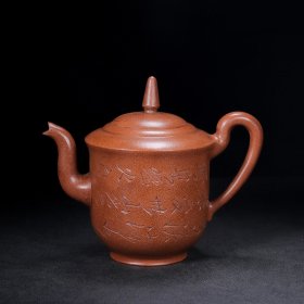 珍藏精品紫砂壶 品名：杯壶 底款：曼希陶艺 盖款：顾景舟 尺寸：18/15cm 容量：500cc 紫砂分类：原矿降坡泥 底款介绍：顾景舟（1915-1996），原名景洲。别称：曼希、瘦萍、武陵逸人、荆南山樵。自号壶叟、老萍。宜兴紫砂名艺人，中国美术家协会会员，中国工艺美术大师。18岁拜名师学艺。三十年代后期至上海制壶仿古。1954年进入宜兴蜀山陶业合作社。1956年被江苏省政府任命为技术辅导。