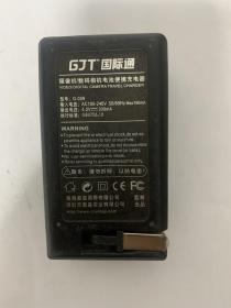 GJT"国际通
摄像机/数码相机电池便携充电器
VIDEO/DIGITAL CAMERA TRAVEL CHARGER
型号：G-009
输入电压：AC100-240V 50/60Hz Max150mA
输出电压：4.2V5--300mA