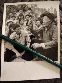 1973年照片，四川省剑阁县鸯溪公社化林大队社员老游击队员张美昌与社员一起学习马克思主义