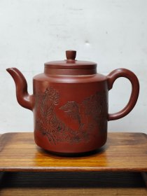 老珍藏，顾景舟和范曾合作底款，精品刻绘老紫砂壶一把，包浆自然，保存完整，收藏的佳品。