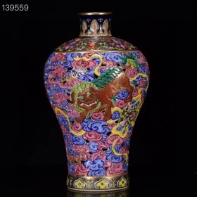 清乾隆年粉彩雕刻镂空描金狮纹梅瓶