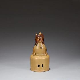 唐代 长沙窑点彩狮坐瓶 尺寸:高22.5公分 直径11.5公分