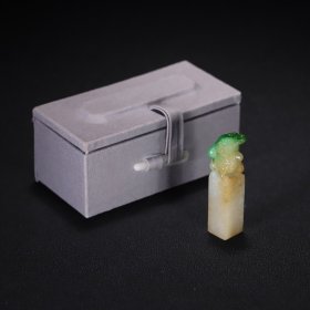 清中期冰糯种麒麟衔灵芝钮章料印章，以冰糯种翡翠为材，质地温润凝透，种水上乘，莹泽若冰，糯底均匀细腻。钮雕麒麟衔灵芝，瑞兽双目圆炯，须发飘逸，灵芝蜿蜒灵动，其间一抹翠色沁染，恰似“翠色点仙草”，平添生机。此章形制方正，尺寸合宜（4.6×1×1.05cm），重15克，掌中盈握，可赏可用。