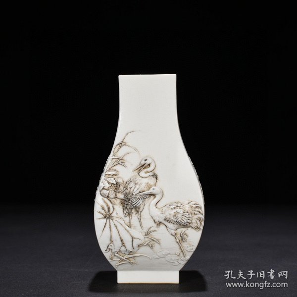 瓷器 清光绪刻心斋款堆雕鹭莲纹方瓶14*8.5厘米